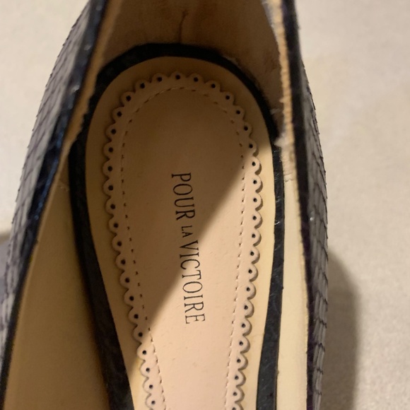 NWOB Pour la Victoire Purple Snakeprint Leather Pumps sz 8.5 M - Picture 3 of 7